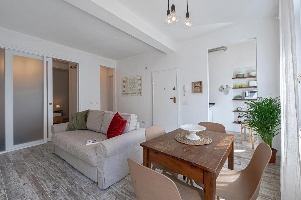 Via Avelli, 4 - Charming - Delightful And Bright 3rd-floor Without Elevator, Overlooking One Of Florence's Beautiful Squares, Exceptionally Located For Exploring The Apartment