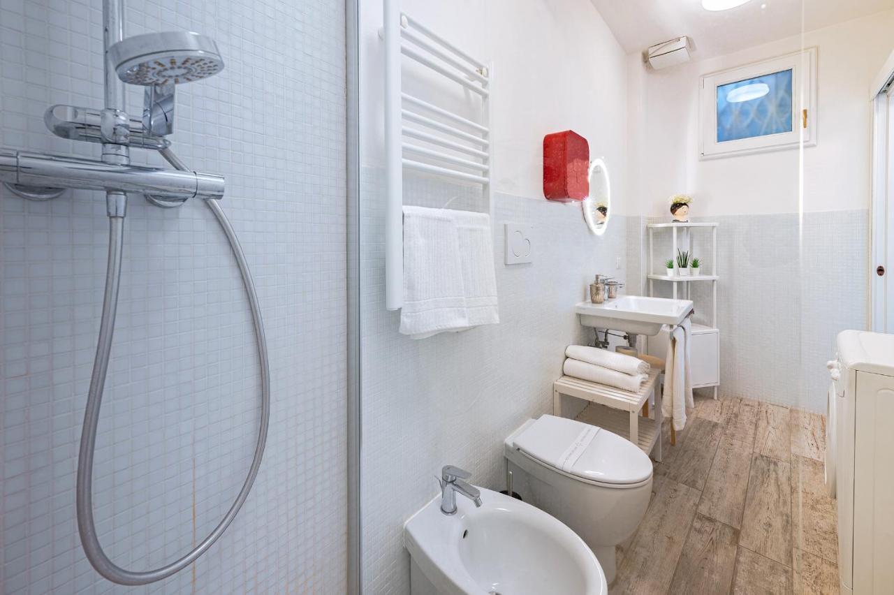 Via Avelli, 4 - Charming - Delightful And Bright 3rd-floor Without Elevator, Overlooking One Of Florence's Beautiful Squares, Exceptionally Located For Exploring The Apartment *