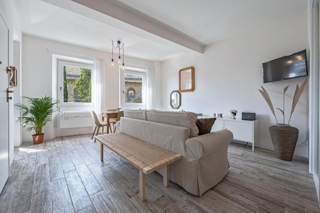 Apartment Via Avelli, 4 - Charming - Delightful And Bright 3rd-floor Without Elevator, Overlooking One Of Florence's Beautiful Squares, Exceptionally Located For Exploring The